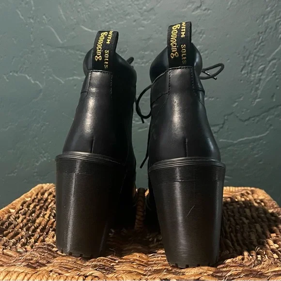 Offers Welcome! Dr. Martens Averil 6 Eye Leather Heeled Ankle Leather Boots - Picture 6 of 7